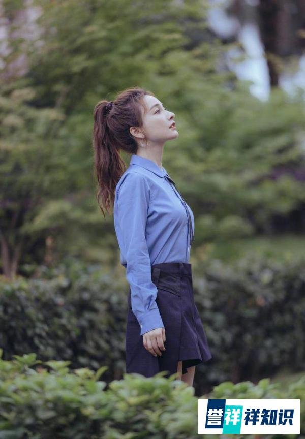 吴昕终于选对发型，扎高马尾年轻减龄，穿蓝色衬衫年轻10岁不止