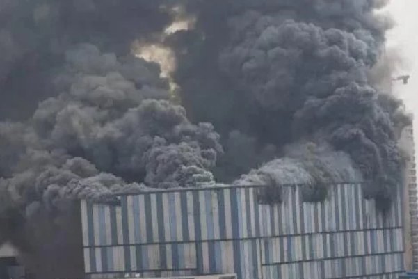 华为一在建工地起火,现场的状况怎么样?
