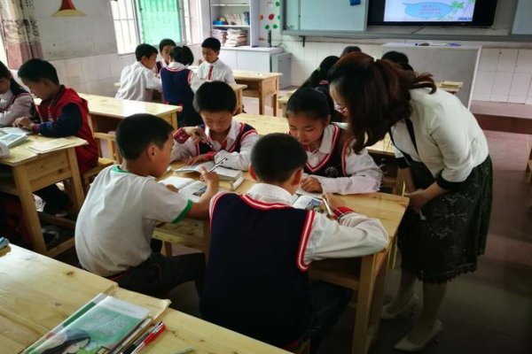 秋天来了补充句子一年级?