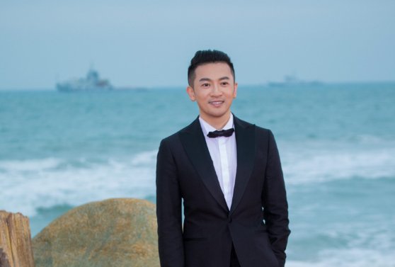 人在夕阳黄昏后，陪着明月等寂寞是什么歌 是珍惜吗？？