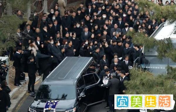 全慧珍首度露面哀悼李善均的遗世离去，亲友和粉丝在首尔送行