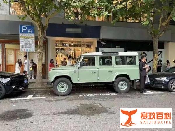 每月罚款过万!上海一网红店用路虎当招牌长期违停,交警出手了