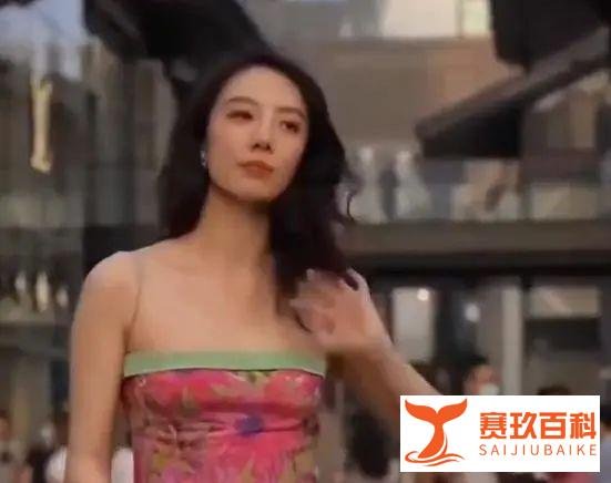 牵手门涉事女子已被停职调查，面向镜头挥手，曾晒240万账单炫富