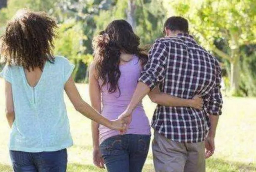 河南一女子出轨后多次给饮酒丈夫下头孢,如何从法律角度解读其行为?