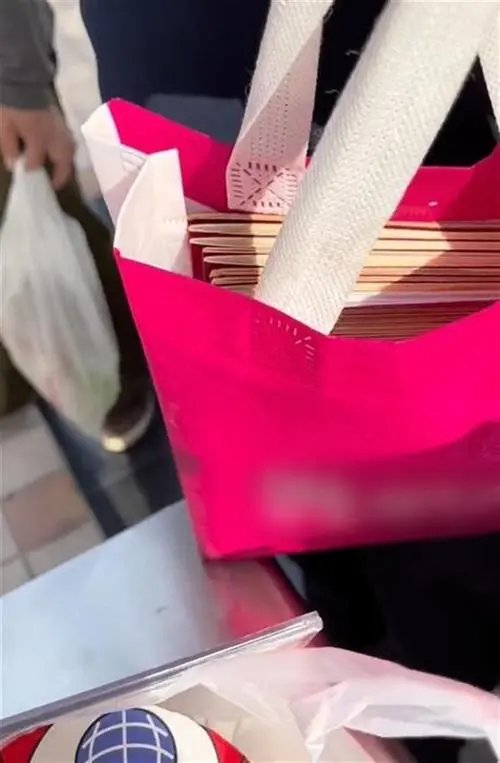 石家庄大叔提20本房产证为儿子征婚,建立在物质上的婚姻会幸福吗?
