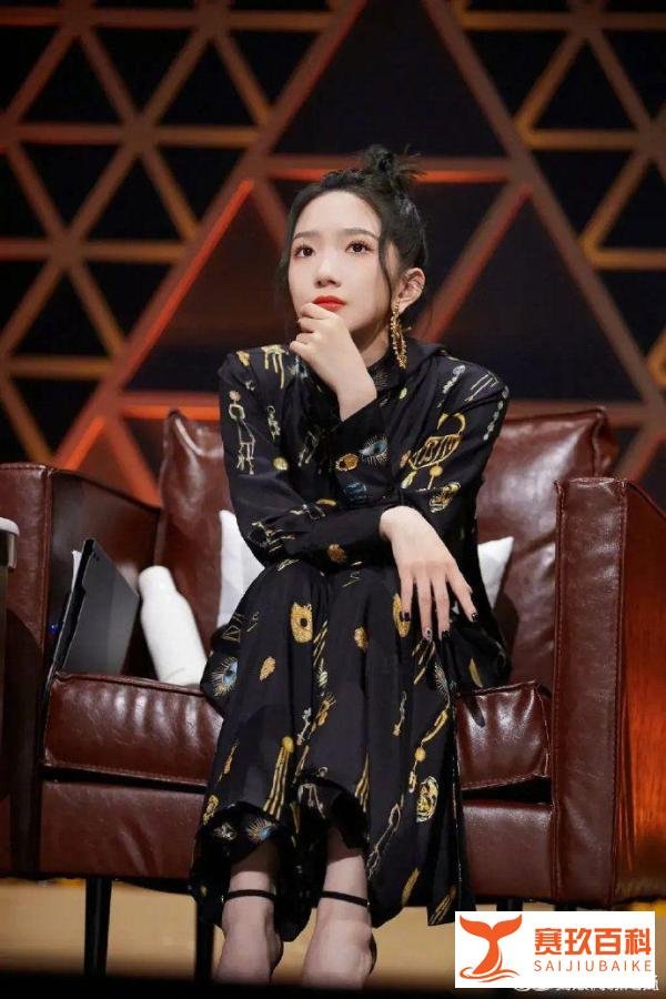 相比孟美岐回应的剑拔弩张，周传雄的回应则温柔敦厚。