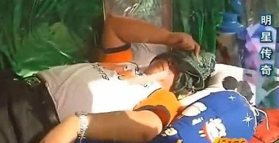 郭德纲曾经被关在玻璃房里让人参观是真的吗？