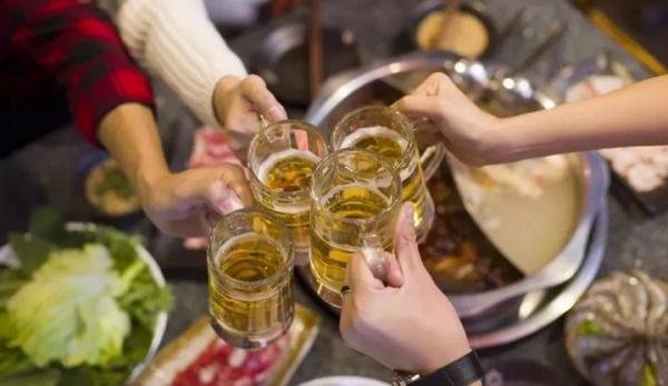 男子饮酒过量生命垂危，父亲崩溃紧拥儿子惹人泪目