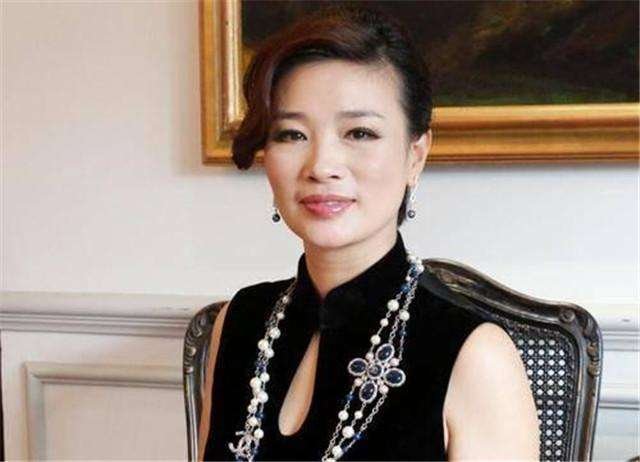 十年前,四十二岁浙江女富豪胡洁,嫁二婚的周立波,如今过得怎么样?