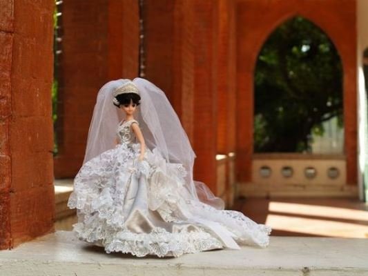湖南郴州一女孩做迷你婚纱最小57厘米,这样的婚纱是给谁穿的?