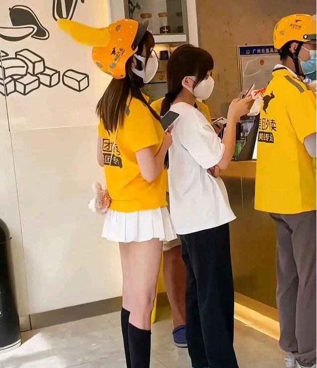 女生穿外卖制服当街热舞,此女子是为了炒作吗?