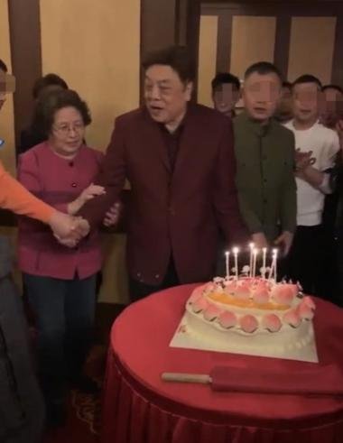 “饶颖门”后,赵忠祥因癌症离世,葬礼上哭到昏厥的张美珠如今怎样?