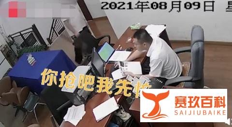 男子持菜刀抢银行却无人信，经理边玩手机边和他淡定聊天！