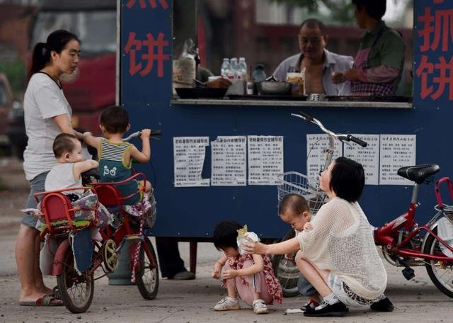 国家发改委回应养孩子压力大成本高，重点需要做好哪些事？