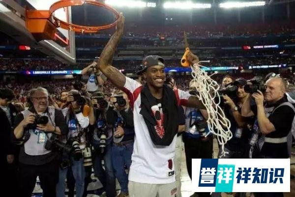 NCAA那个腿断到露出骨头的球员,后来还在打球吗?