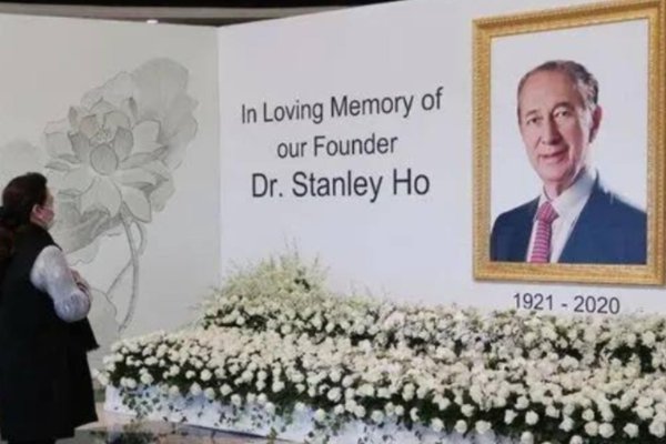 赌王何鸿燊正式下葬,寿棺造价高达800万,赌王的财产到底有多少?