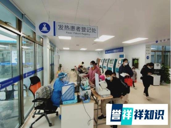 多地医院迎来“发热高峰”，医护人员纷纷“二阳”，该请假吗？