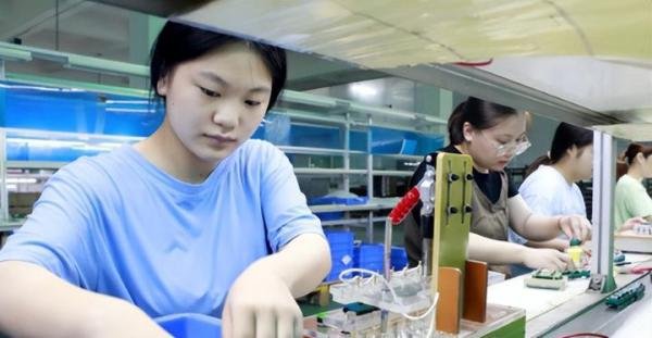 知识差距!有大学生假期涌进流水线,时薪15元!有人辅导1小时300起