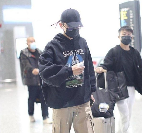 张杰在演唱会摔伤后首次亮相,他的状态如何?