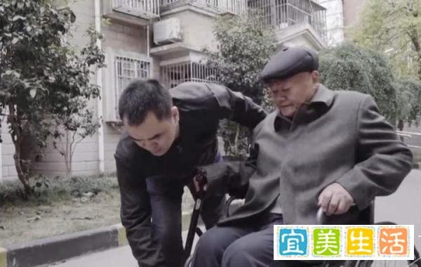 300万房产送水果摊主老人家属发声：老人送医后，被摊主先接走