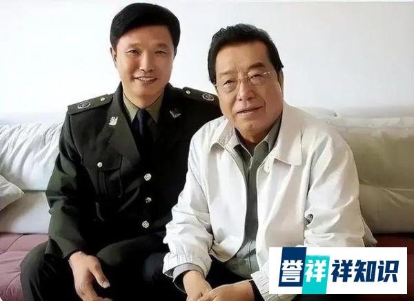 李双江与大儿子罕同框!56岁李贺制服出镜超帅,比后妈梦鸽小两岁