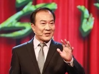 2007年侯耀文去世,前妻袁茵嫁给戴志诚,为何被郭德纲用段子暗讽?