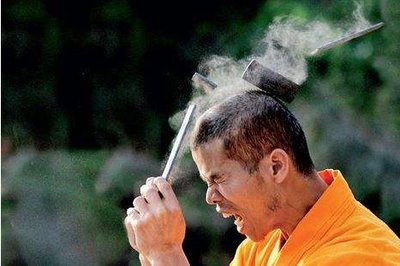 河南一大师铁头劈砖后头破血流,所谓的铁头功到底是真是假?