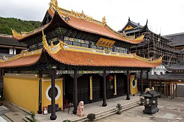 揭秘寺庙生意经:交费即可供奉牌位,只图碎银几两如何修行?