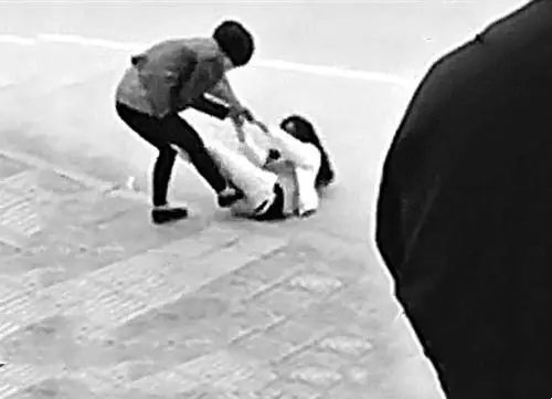 山东一男子怀疑妻子出轨而对其拳打脚踢,你如何看待男子的做法?