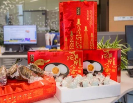 慕了!公司花27万给员工每人发30件礼品,公司这么做能笼络员工的心吗?