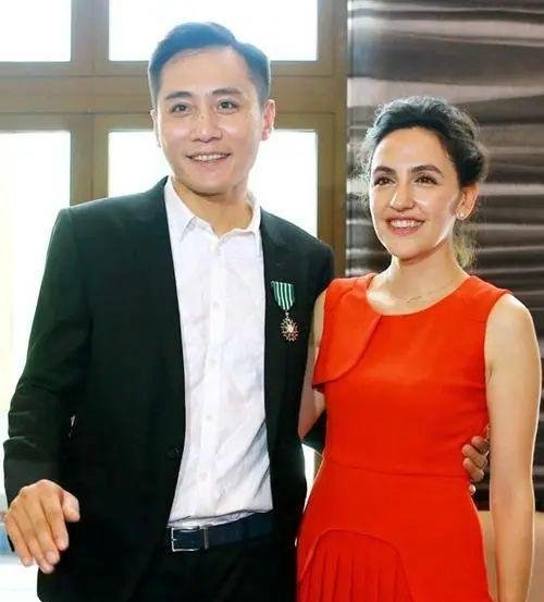 刘烨外籍老婆沧桑变化大!在大理与老狼玩乐队,儿女被指似印度人