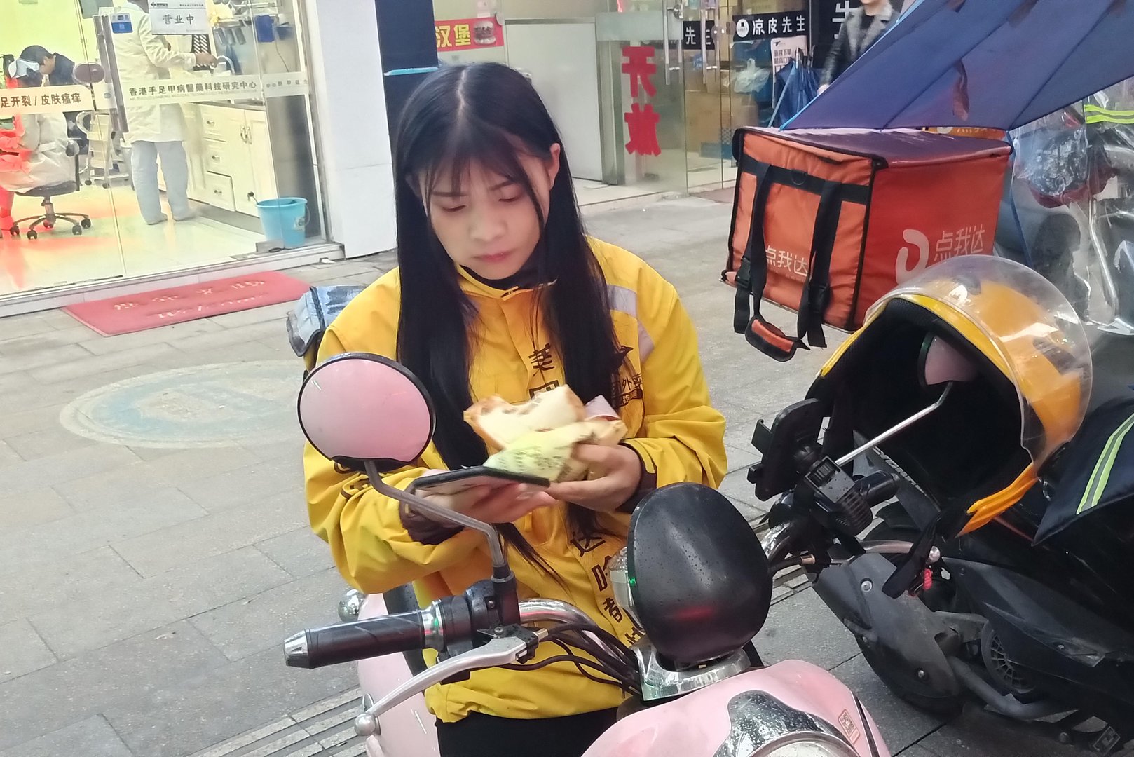 女生穿外卖制服当街热舞，此女子是为了炒作吗？