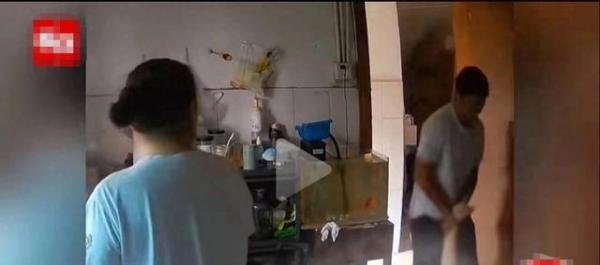 妻子开空调引婆婆不满被丈夫拖出门