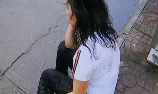 山东一男子怀疑妻子出轨而对其拳打脚踢,你如何看待男子的做法?