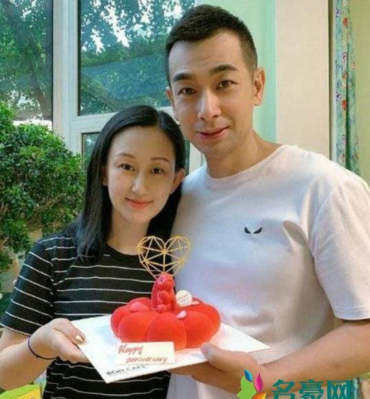 赵文卓结婚13周年 与娇妻手捧蛋糕尽显恩爱
