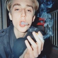 求几个吐烟男的头像