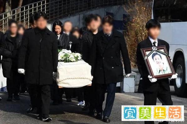 全慧珍首度露面哀悼李善均的遗世离去，亲友和粉丝在首尔送行