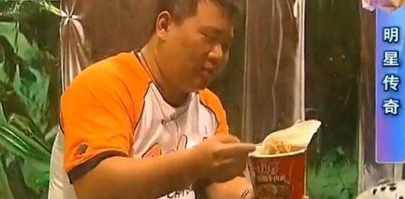 郭德纲曾经被关在玻璃房里让人参观是真的吗?