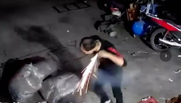 可怕！男子蓝牙耳机突然喷出火星，对当事人有无造成伤害？