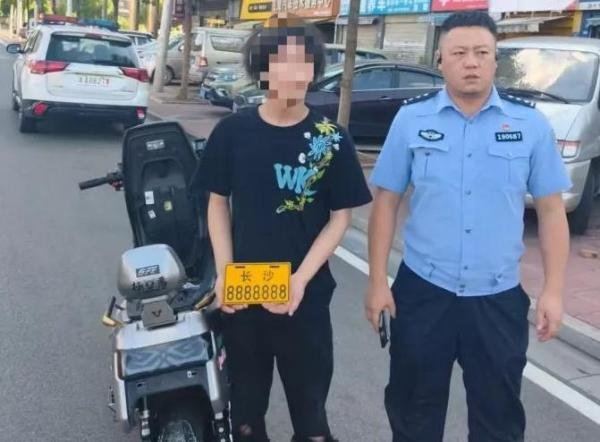 少年用“长沙8888888”车牌上路被罚由交通公安机关吊销机动车登记证书，扣押车辆，并处15日以下拘留。