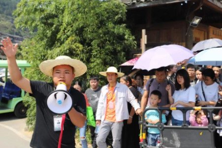 湖南一景区大妈不购票强闯苗寨,保安劝出遭辱骂,此事最终是如何解决的?