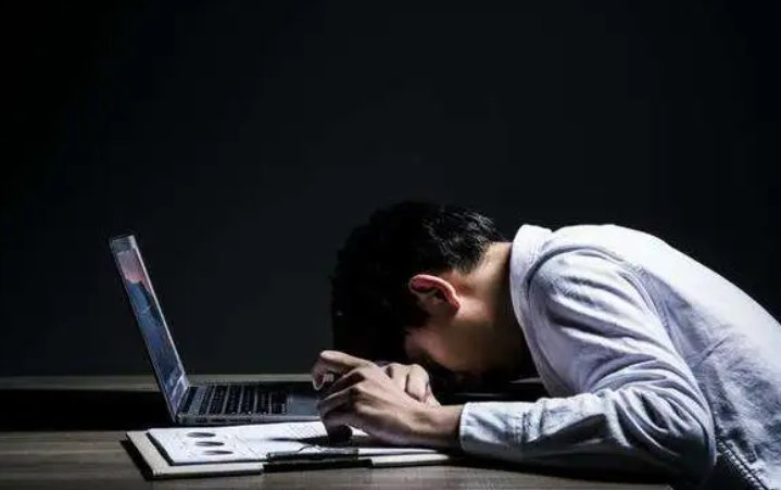 95后设计师猝死生前聊天记录流出，这个行业的年轻人有多凄惨？