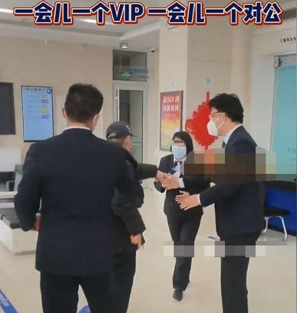 大爷银行取钱,排号1小时没轮到,质疑有人插队被怼:他们是VIP!