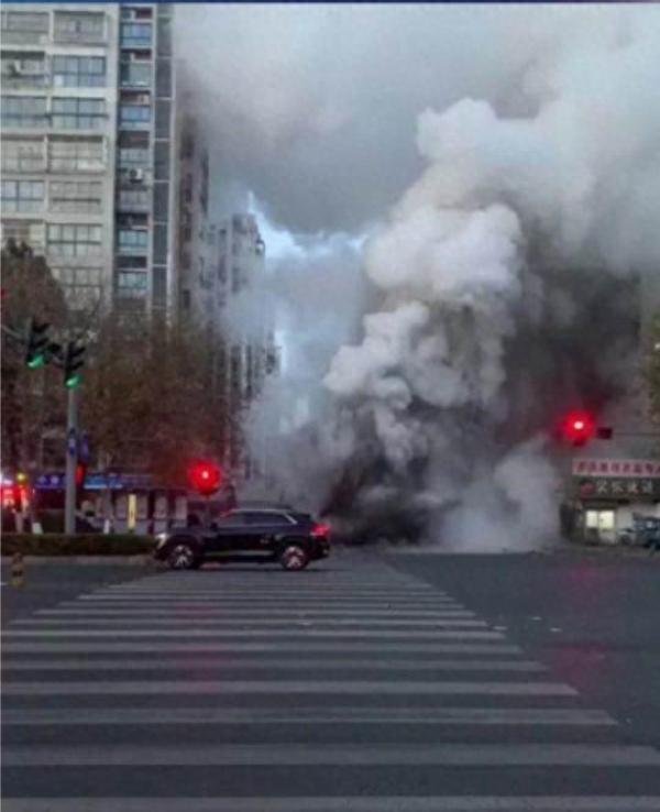 连云港地下管道炸裂喷射黑液!12345回复市民“属于隐私”?当地回应