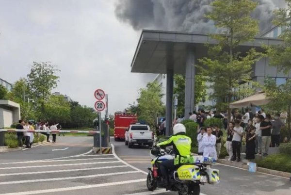 华为一在建工地起火,现场的状况怎么样?