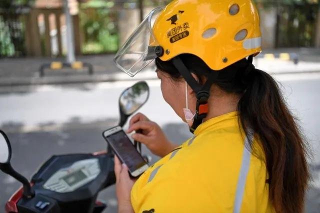 女生穿外卖制服当街热舞,此女子是为了炒作吗?