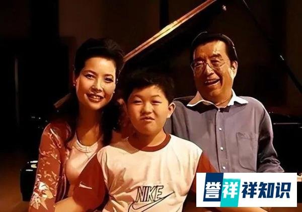 李双江与大儿子罕同框!56岁李贺制服出镜超帅,比后妈梦鸽小两岁