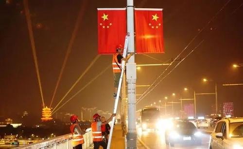 4万面五星红旗挂上武汉街头,现场究竟是何场面?