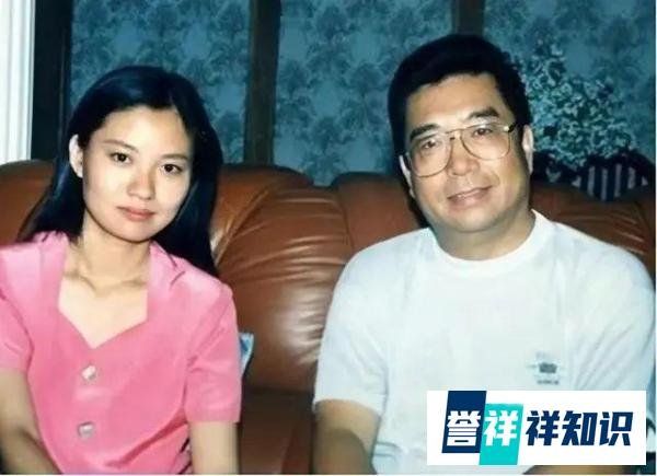 李双江与大儿子罕同框！56岁李贺制服出镜超帅，比后妈梦鸽小两岁