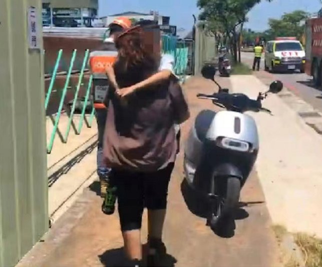 台媒采访多个目击者还原林志颖车祸经过!救援时发生了什么?